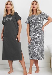 Två nattskjortor sida vid sida; den vänstra är mörkgrå i bomull med ett vitt hjärta, den högra är svart och vit leopardmönstrad med korta ärmar.