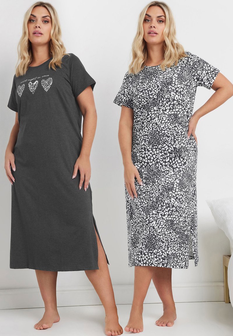 Två nattskjortor sida vid sida; den vänstra är mörkgrå i bomull med ett vitt hjärta, den högra är svart och vit leopardmönstrad med korta ärmar.