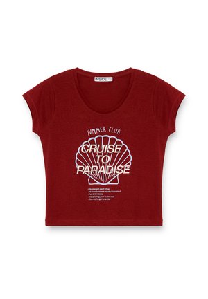 Camiseta corta roja con cuello redondo, con gráfico de concha blanca y texto que dice "Summer Club Cruise to Paradise" con reglas pequeñas adicionales debajo.