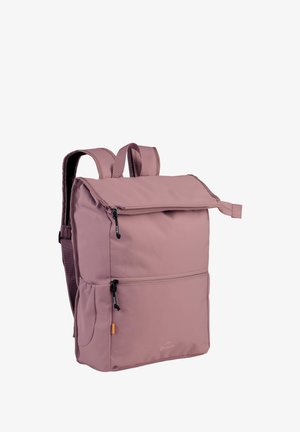 Roze stoffen rugzak met een oprolsluiting, dubbele zijritsen, twee verstelbare riemen en een front pocket. Gladde textuur, minimalistisch ontwerp.