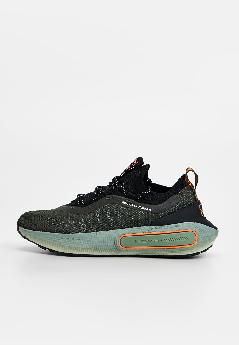 Baskets de course noires et grises avec une tige texturée, une semelle flexible et des accents orange. Présentent un panneau de talon rembourré distinctif.