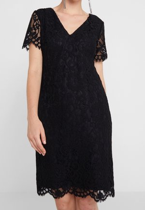 Sort blondekjole med V-udskæring, korte blondeærmer og bølget kant med blomster mønstre. Glat foring indeni.