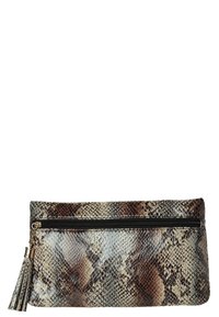 Kabelka s hadím vzorem v odstínech hnědé a krémové, se černým zipem a dekorativním třásní na boku.