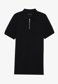 Musta polo-paita, jossa on vetoketjukaulus, lyhyet hihat ja sileä, pehmeä rakenne. Kauluksessa on hillitty logo.