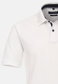 Polo shirt bianco a maniche corte, con colletto classico, patta con due bottoni e dettagli neri sul colletto e sui bottoni.