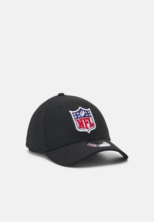 Casquette noire en tissu texturé. Dotée d'un logo NFL brodé en rouge et blanc sur le devant avec une visière incurvée.