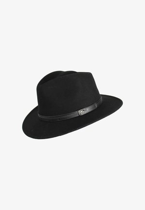 Juodas veltinio fedora skrybėle su plačiu kraštu ir plona juoda odine juosta, kurios detalė - maža metalinė sagtėlė.
