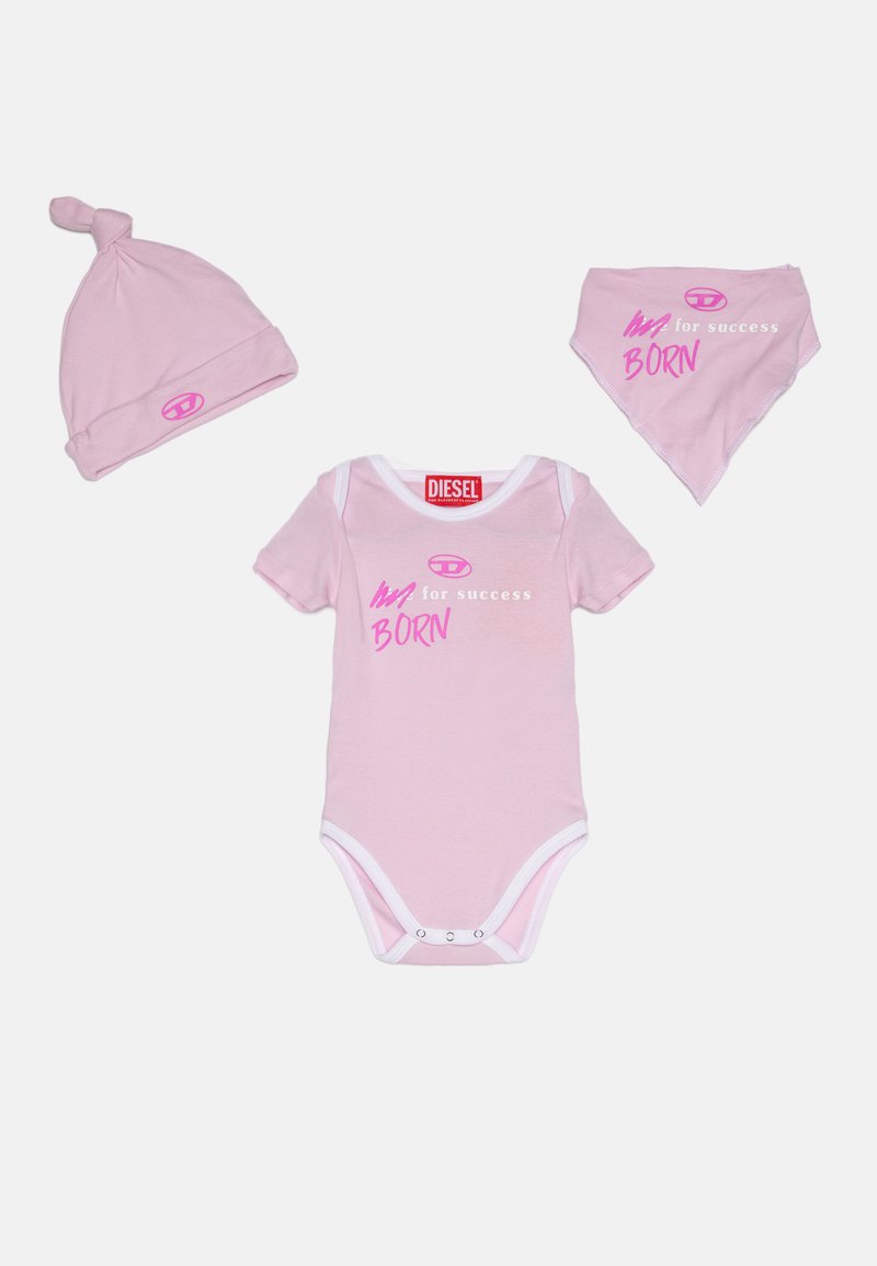 Macacão de bebé cor-de-rosa com mangas curtas, acabamento branco e a frase "nascido para o sucesso". Inclui um chapéu cor-de-rosa a condizer e um babete triangular. Material em algodão.