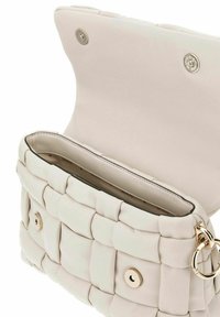 Borsa a tracolla in ecopelle beige intrecciata con una texture morbida, dotata di una chiusura dorata e due bottoni decorativi sul davanti, aperta per mostrare l'interno.