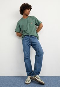 Carhartt WIP POCKET - Pamata T-krekls - duck green
