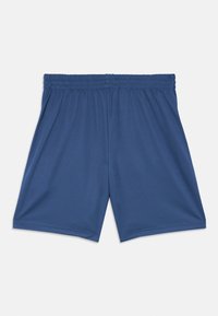 Modré športové šortky s elastickým pásom, vystavené na bielom pozadí.