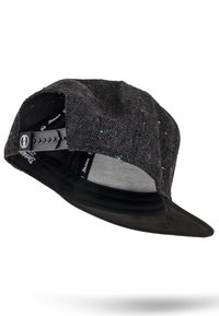 Casquette noire avec un tissu texturé et moucheté et un visière courbée. Sangle réglable à l'arrière ; l'intérieur est doublé de maille.