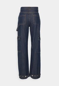 Mörkblå denim cargo jeans med lös passform, flera fickor, förstärkt sömnad och en knappdetalj vid fållen.