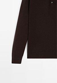 Donkerbruin gebreid pullover met een kraag, voorzien van een knoopdetail. Lange mouwen en een gladde textuur. Eenvoudig en klassiek ontwerp.