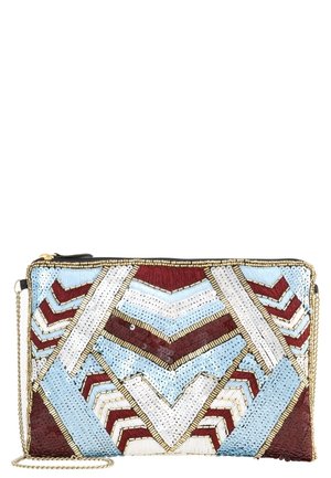 Kopertówka z geometrycznym wzorem z cekinów i koralików w kolorach burgundu, jasnoniebieskim, białym i złotym, z złotym łańcuszkiem i czarnym zamkiem błyskawicznym.