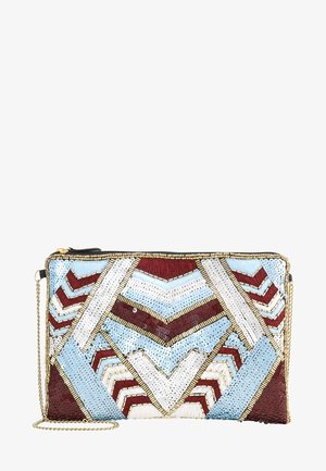 Kopertówka z geometrycznym wzorem z cekinów i koralików w kolorach burgundu, jasnoniebieskim, białym i złotym, z złotym łańcuszkiem i czarnym zamkiem błyskawicznym.