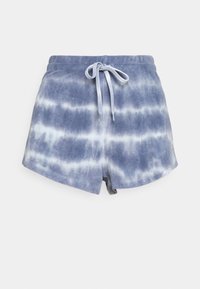 Shorts tie-dye dans des nuances de bleu et blanc, fabriqués à partir d'un tissu doux. Ils sont dotés d'une taille élastique avec un cordon de serrage et d'une fente sur le côté.