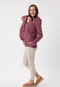 Felpa con zip color bacca, dotata di ampie tasche frontali e tasca interna per il neonato; presenta una texture morbida e maniche aderenti.