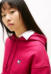 Tommy Jeans BADGE HOODIE - Felpa - brilliant berry