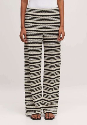 EDITED FINN - Trousers - weiß schwarz