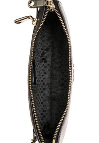 Czarna saszetka na zamek wykonana z teksturowanej skóry. Posiada złoty zamek błyskawiczny, czarną podszewkę z delikatnym wzorem oraz małą wewnętrzną kieszonkę.