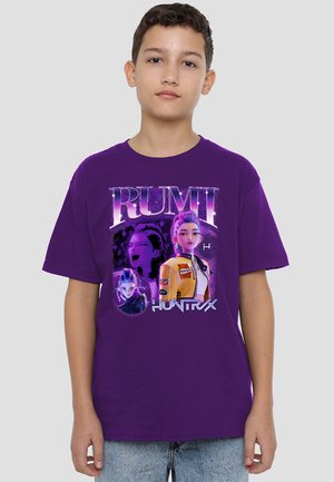 Lila Baumwoll-T-Shirt mit grafischem Design und Charakteren sowie dem Text "RUMI HUNTRX." Kurze Ärmel und lockerer Schnitt, lässiger Stil.