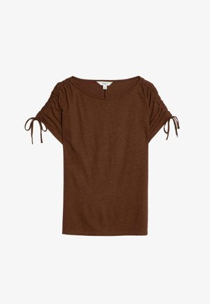 Brun kortærmet top lavet af blødt stof. Har en bred halsudskæring og samlede detaljer ved ærmerne med snoretræk på hver side.