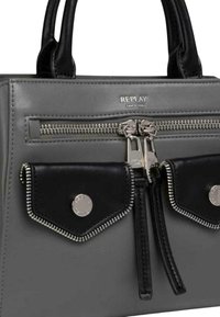 Bolso de mano de cuero gris con acentos negros, que cuenta con un compartimento principal con cremallera, dos bolsillos frontales, herrajes plateados y bordes texturizados.