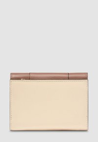 Portafoglio rettangolare in pelle beige e marrone con cuciture visibili e chiusura a bottone a pressione su uno sfondo grigio uniforme.