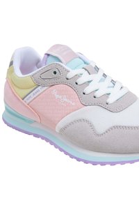 Zapatillas ligeras con una mezcla de colores pastel: gris, rosa, amarillo y azul. Tejido texturizado con un patrón de logo y suela en contraste.
