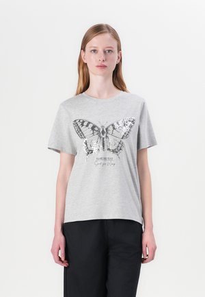 Grijze katoenen t-shirt met een grote vlinderafbeelding met pailletten, vergezeld van de tekst "Je bent vrij om te vliegen" in zwarte letters.