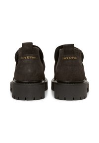 Schwarze Wildleder-Stiefeletten mit einer groben Gummisohle. Verfügt über einen gepolsterten Kragen und eine Fersenschlaufe. Goldenes Logo "Marc O'Polo" auf der Rückseite.