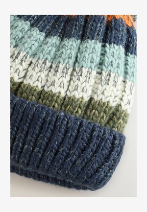 Adīts cepure ar maiņojošām svītrām tirkīza, baltā, olīvzaļā un tumš zilā krāsā. Strukturēta dzija ar ribota piedurkne, lai nodrošinātu drošu piegulšanu.