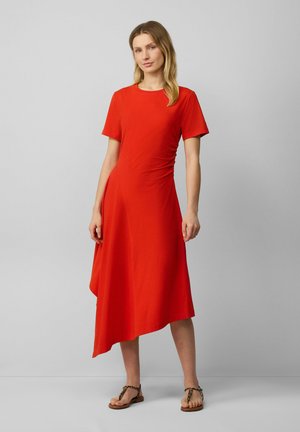 ASYMMETRISCHES MIDI MIT RAFFUNG UND KURZEN ÄRMELN - Jersey dress - rot