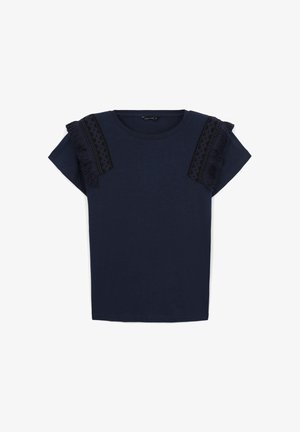 T-shirt blu navy con maniche corte, caratterizzato da pizzo nero testurizzato e dettagli con frange sulle spalle. Materiale in cotone morbido, vestibilità comoda.