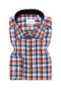 Geverfde overhemd in rood, marineblauw, bruin en wit. Bevat een puntige kraag, een knoopsluiting aan de voorkant en een enkele knoopmanchet met een bijpassend patroon.
