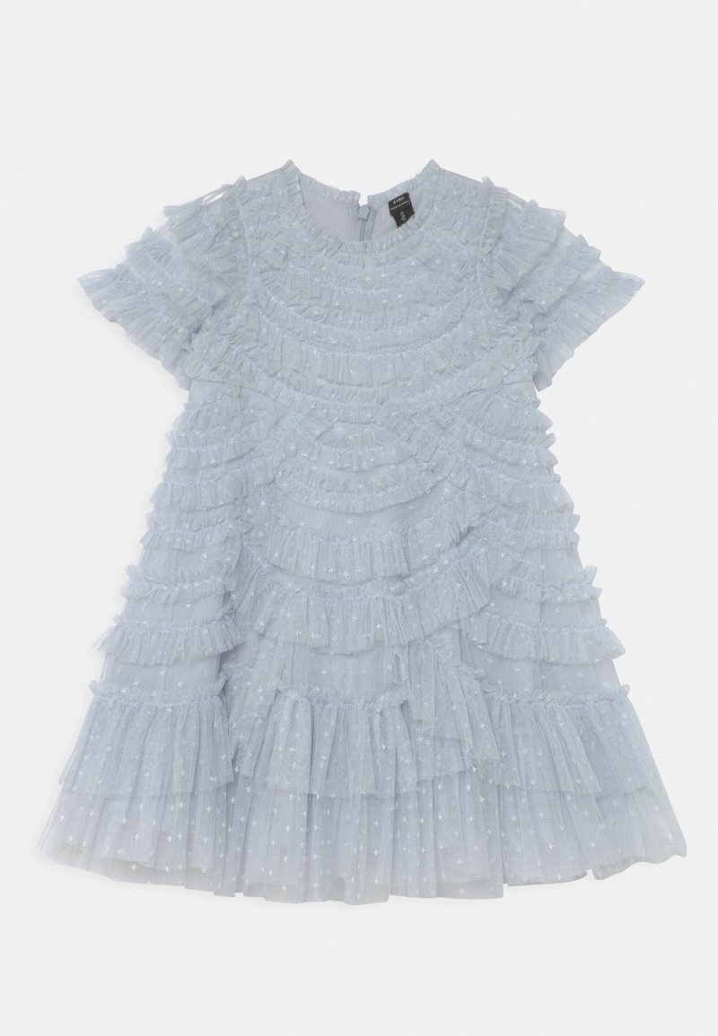 Robe bleu clair en tissu texturé avec des volants superposés et de petits motifs d'étoiles. Dotée de manches courtes et d'un col rond.