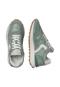 Sneakers in suede verde con accenti bianchi, suola in gomma, design con lacci, colletto imbottito e marchio sulla linguetta e sul lato.