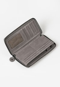 Portafoglio in pelle grigia con chiusura a zip. Ha diversi scomparti per carte, una tasca per l'ID in rete e un vano per le monete, con una superficie liscia.