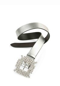 Cinturón de imitación de cuero plateado con una banda ancha, que presenta una gran hebilla cuadrada de strass, interior negro y textura suave.