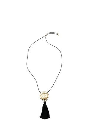 Zwarte koordketting met een grote gouden schelphanger en een zwarte kwast die onder de hanger hangt.