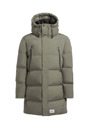 Vaatteet, joissa on pehmustettu, huppukas parka oliivinvihreänä, varustettuna vetoketjullisilla rinta-taskuilla, tyylikkäällä siluetilla ja joustavilla yksityiskohdilla hihoissa ja helmassa.