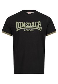 Juodas medvilnės marškinėliai su alyvuogių žaliais akcentais ant rankovių. Pirmame plane drąsus "LONSDALE LONDON" logotipas, atspausdintas šviesiai žalia spalva per krūtinę.