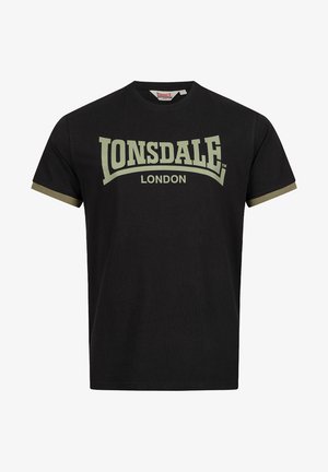 Črna bombažna majica soljepših olivno zelenih poudarkov na rokavih. Ima drzen logotip "LONSDALE LONDON" natisnjen v svetlo zeleni barvi čez prsi.