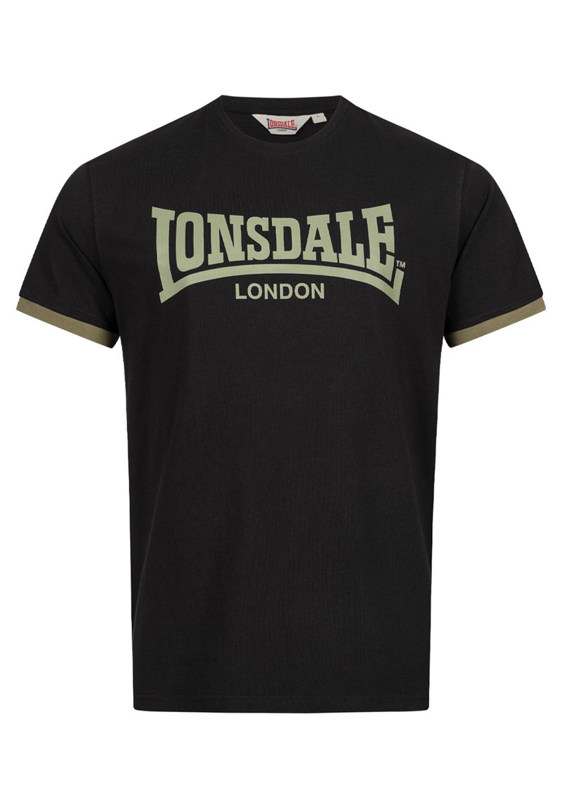 Juodas medvilnės marškinėliai su alyvuogių žaliais akcentais ant rankovių. Pirmame plane drąsus "LONSDALE LONDON" logotipas, atspausdintas šviesiai žalia spalva per krūtinę.