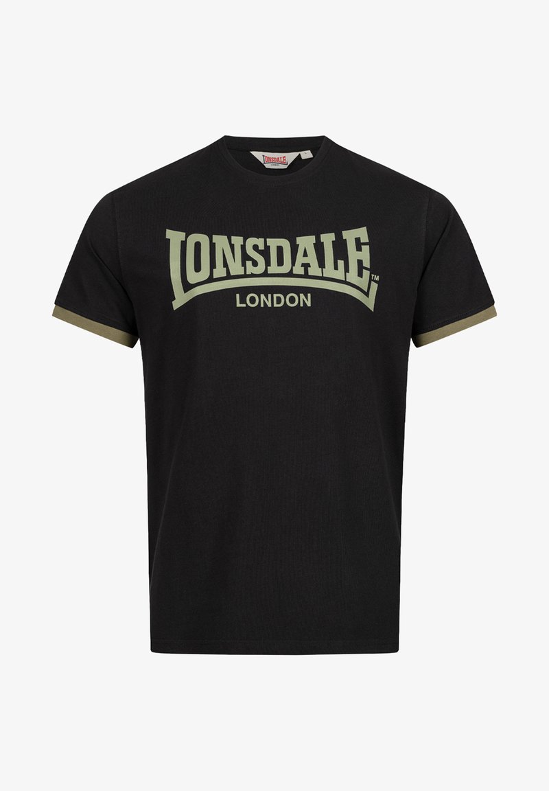 Mustmust värvi T-särk, mille varrukatel on oliivroheline aksent. Ees on julge "LONSDALE LONDON" logo, mis on trükitud helesinisena.