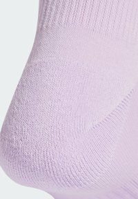 Calcetín de tobillo color lavanda, hecho de un suave tejido de punto, con un diseño acanalado, textura lisa y talón redondeado para mayor comodidad.