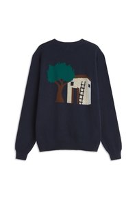 Pull marin avec un design appliqué représentant un arbre et une maison avec une échelle, fabriqué en tissu doux avec des poignets et un ourlet côtelés.