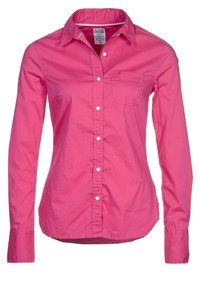 Langärmliges pinkes Button-Up-Hemd aus Baumwolle mit spitzem Kragen, einer Brusttasche und weißen Knöpfen entlang der Vorderseite.