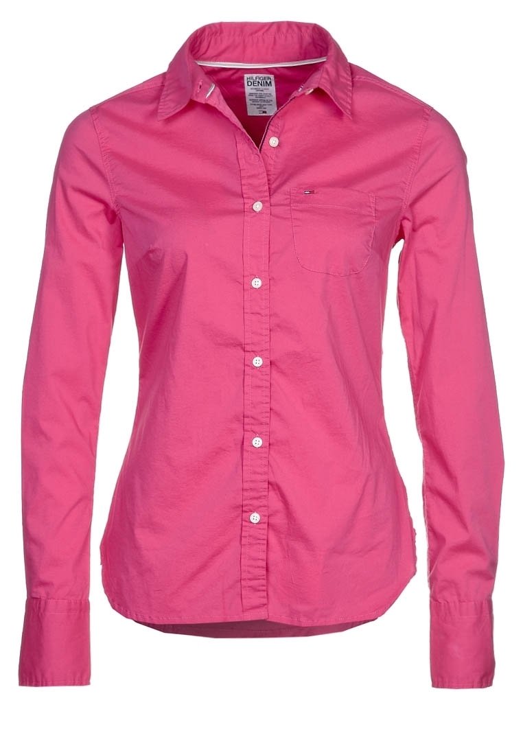 Langärmliges pinkes Button-Up-Hemd aus Baumwolle mit spitzem Kragen, einer Brusttasche und weißen Knöpfen entlang der Vorderseite.